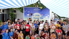 Mang Trung thu yêu thương đến với trẻ em mồ côi, khuyết tật