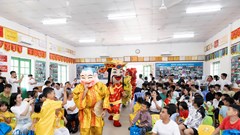 Các nghệ sĩ, diễn viên, hoa hậu thăm và tặng quà  Làng trẻ em SOS Nha Trang