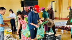 Thêm phiên chợ "không đồng” nơi vùng lũ thôn Cửa Ngòi