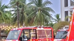 Du khách khám phá các điểm du lịch Nha Trang bằng xe buýt thoáng nóc