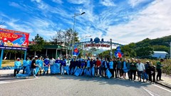 Ra quân thu gon rác thải đảm bảo môi trường vịnh Vĩnh Hy dịp Tết