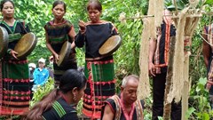 Cuộc chiến chống “ma rừng” của tộc người Bu Nong trên cao nguyên núi lửa