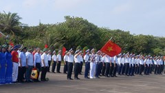 Thiêng liêng Lễ chào cờ trên đảo Trường Sa