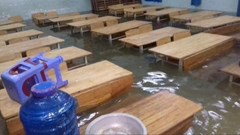 Cứ mưa là trường học hóa "biển nước"