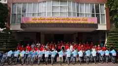 Chi hội Nhà báo thường trú Khánh Hòa tiếp sức cho trẻ em nghèo đến trường