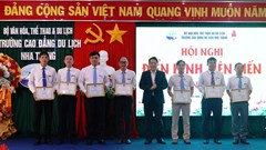 Khen thưởng tập thể và cá nhân xuất sắc