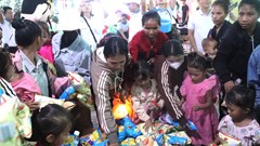 Khánh Hòa: Trao hơn 550 phần quà cho các em nhỏ xã miền núi Tây Khánh Vĩnh