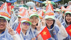 Khánh Hòa: Hơn 4.000 giáo viên, học sinh 'đội mưa' tiếp lửa cho 'nhà leo núi'