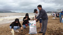Ngành Du lịch ra quân làm sạch biển Nha Trang, nỗ lực hồi sinh điểm đến sau mưa lũ