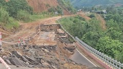 Khánh Hòa công bố tình huống khẩn cấp thiên tai làm nhiều tuyến đường sạt lở nghiêm trọng