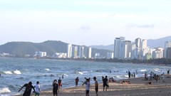 Bất chấp sóng lớn, nhiều du khách vẫn liều mình tắm biển Nha Trang