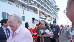 Tàu biển Seven Seas Explorer đưa 800 du khách quốc tế cập cảng Nha Trang