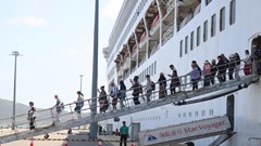 Tàu biển Star Voyager đưa 1.600 du khách quốc tế cập cảng Cam Ranh