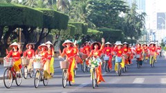 Hơn 2.000 phụ nữ diễu hành áo dài tại Festival Biển Khánh Hòa 2026