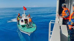 Vùng 4 Hải quân đưa 33 ngư dân gặp nạn trên biển vào bờ an toàn