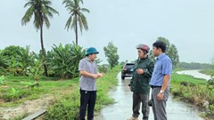 Khánh Hòa: Bí thư xã Phước Hậu kiểm tra điểm xung yếu, chỉ đạo ứng phó lũ quét