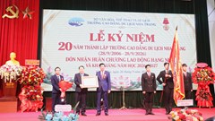 Trường CĐDL Nha Trang đón nhận Huân chương Lao động hạng Nhất