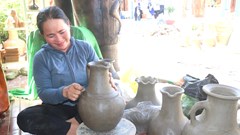 Du khách chạm tay vào di sản gốm Chăm Bàu Trúc 