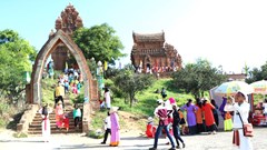 Rộn ràng tiếng kèn Saranai về trên bản làng Chăm