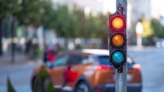 Quay đầu xe khi đèn đỏ 2025: Những mức phạt tài xế cần biết