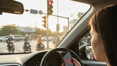 Dừng đèn đỏ có được phép dùng điện thoại không?