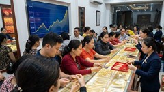 Giá vàng hôm nay 8.12: SJC neo cao, vàng thế giới giảm nhẹ