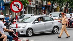 Quay đầu xe ở nơi có biển cấm rẽ trái được không?