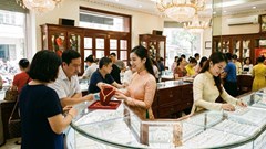 Giá vàng hôm nay 15.12: SJC giữ vùng đỉnh, thị trường thận trọng