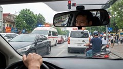 Có được vượt đèn đỏ khi xe cứu thương hú còi phía sau?