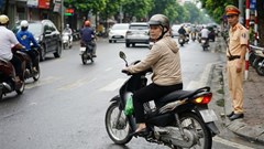 Bật xi nhan bao xa trước khi rẽ là đúng luật?