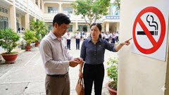 Giáo viên hút thuốc trong trường học: Pháp luật cấm ra sao?