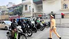 Dừng xe khi đèn xanh sắp hết: Đúng hay sai theo luật mới?