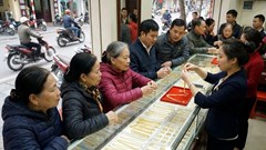 Giá vàng hôm nay 3.1: Vì sao vàng trong nước chưa tăng theo thế giới?