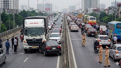 Giờ cao điểm sáng 5.1: Nhiều tuyến đường Hà Nội ùn ứ kéo dài