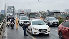 Giao thông Hà Nội sáng 14.1: Xe nổ lốp giữa cầu Thanh Trì