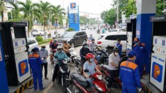 Giá xăng dầu hôm nay 19.1: Dư cung kìm giá, địa chính trị níu thị trường