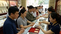 Giá vàng hôm nay 26.1: Vàng miếng neo cao, nhà đầu tư thận trọng