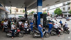 Giá xăng dầu hôm nay 26.1: Dầu thế giới leo thang