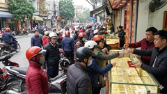 Giá vàng hôm nay 12.2: Ổn định, nhà đầu tư chờ sóng mới