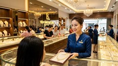 Giá vàng hôm nay 17.6: Tiếp tục neo cao, rủi ro mua đuổi tăng