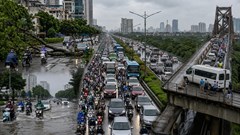 Giao thông Hà Nội sáng 23.8: Cây đổ trên phố Hai Bà Trưng