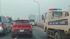 Giao thông Hà Nội sáng 11.9: Container va chạm xe đạp điện trong làn cao tốc