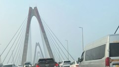 Giao thông Hà Nội sáng 15.10: Cầu Nhật Tân ùn sau va chạm