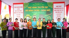 Vĩnh Long: Thực hành truyền dạy gói bánh chưng, bánh giầy