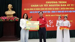 Ca sĩ Mỹ Tâm tặng quà Tết cho hộ nghèo tại TP.HCM