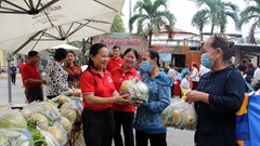 TP.HCM: Người dân nghèo đi “chợ Tết 0 đồng“