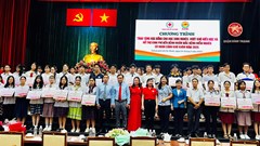 Trao học bổng học sinh và hỗ trợ kinh phí bệnh nhân mắc bệnh hiểm nghèo