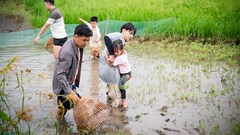 “Bỏ phố về quê”: Con trẻ ngỡ ngàng vì thiếu thốn, bố thấm thía nhọc nhằn làm nông