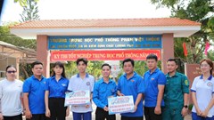 Diễn viên Trung Cang cùng các nhà hảo tâm “tiếp sức mùa thi” cho sĩ tử