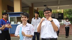 Hơn 7.200 thí sinh vắng, 10 em bị đình chỉ 